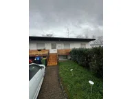 Titelbild für Dieses Mehrfamilienhaus mit Satteldach wurde im Jahr 1973 errichtet. Die