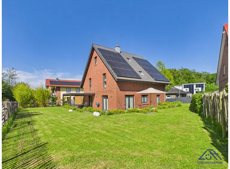 Blick Garten zum Haus - Lütt Immobilien Selent