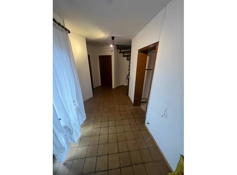 16 Flur zur Wendeltreppe