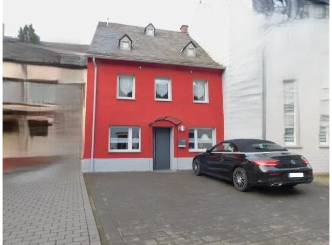 GB1 Straßenseite mit Stellplätzen