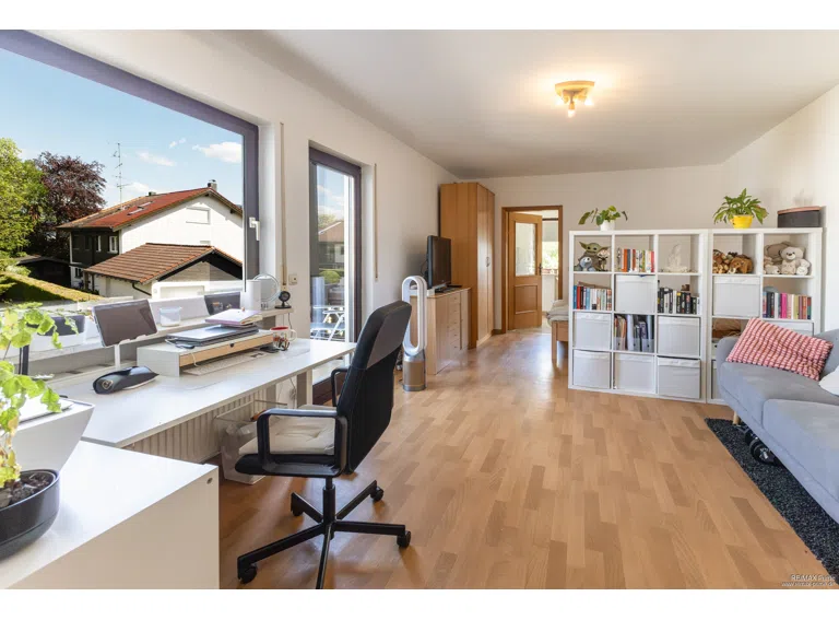 OG - Appartement 1 – Die im Rahmen des Home Stagings eingebrachten Möbel und Dekorationsgegenstände dienen ausschließlich der besseren Veranschaulichung und sind nicht Bestandteil des Kaufangebots.