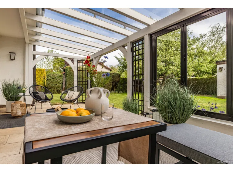 Terrasse – Die im Rahmen des Home Stagings eingebrachten Möbel und Dekorationsgegenstände dienen ausschließlich der besseren Veranschaulichung und sind nicht Bestandteil des Kaufangebots.