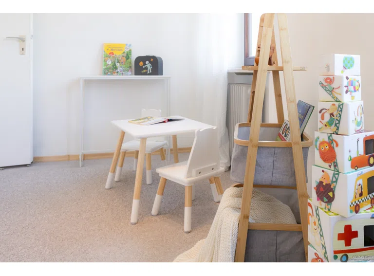 OG Kinderzimmer – Die im Rahmen des Home Stagings eingebrachten Möbel und Dekorationsgegenstände dienen ausschließlich der besseren Veranschaulichung und sind nicht Bestandteil des Kaufangebots.
