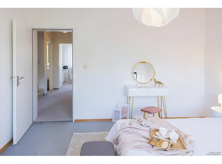 OG Schlafen – Die im Rahmen des Home Stagings eingebrachten Möbel und Dekorationsgegenstände dienen ausschließlich der besseren Veranschaulichung und sind nicht Bestandteil des Kaufangebots.