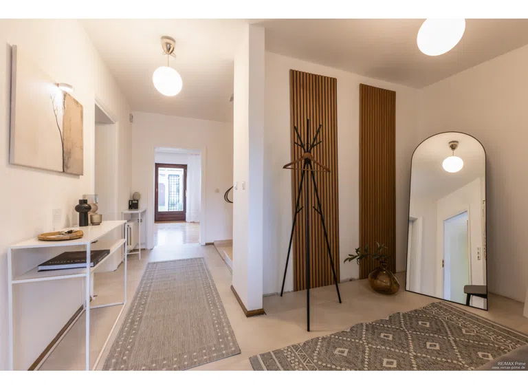 Eingang – Die im Rahmen des Home Stagings eingebrachten Möbel und Dekorationsgegenstände dienen ausschließlich der besseren Veranschaulichung und sind nicht Bestandteil des Kaufangebots.
