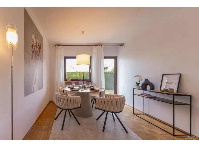 Essen – Die im Rahmen des Home Stagings eingebrachten Möbel und Dekorationsgegenstände dienen ausschließlich der besseren Veranschaulichung und sind nicht Bestandteil des Kaufangebots.