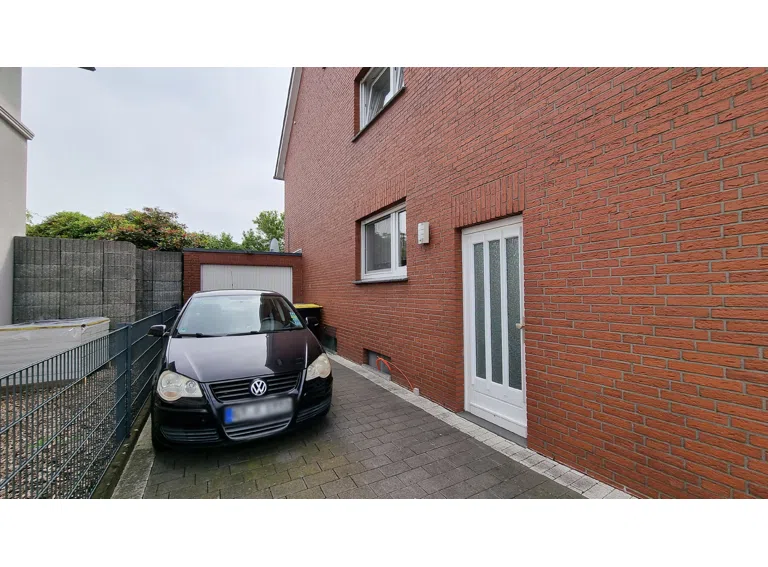 Garage und Seiteneingang