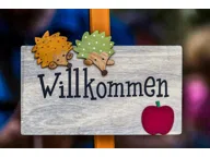 Titelbild für Dieses großzügige Zweifamilienhaus aus dem Jahr 1962 auf einem städtischem