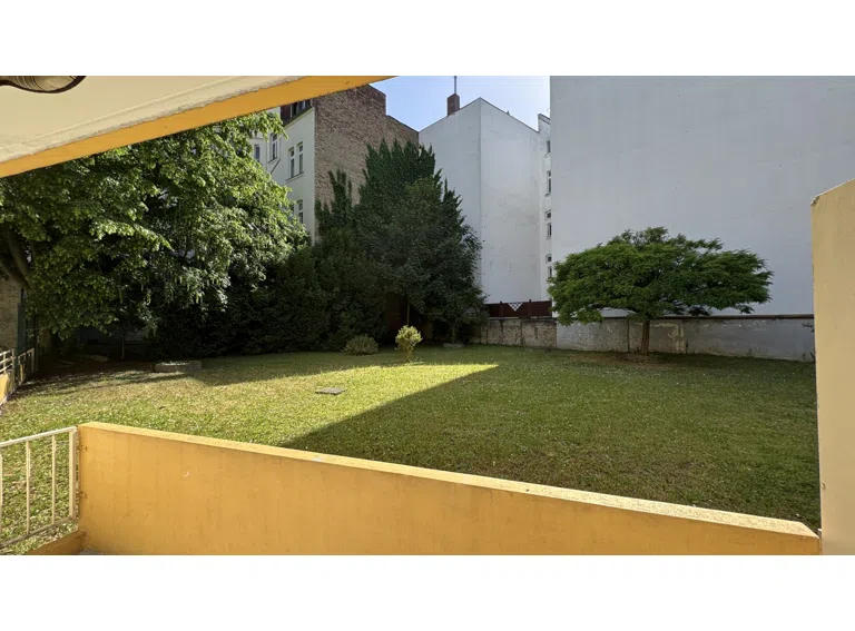Loggia / Blick zur Grünfläche