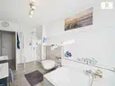 Badezimmer EG mit Badewanne/Dusche