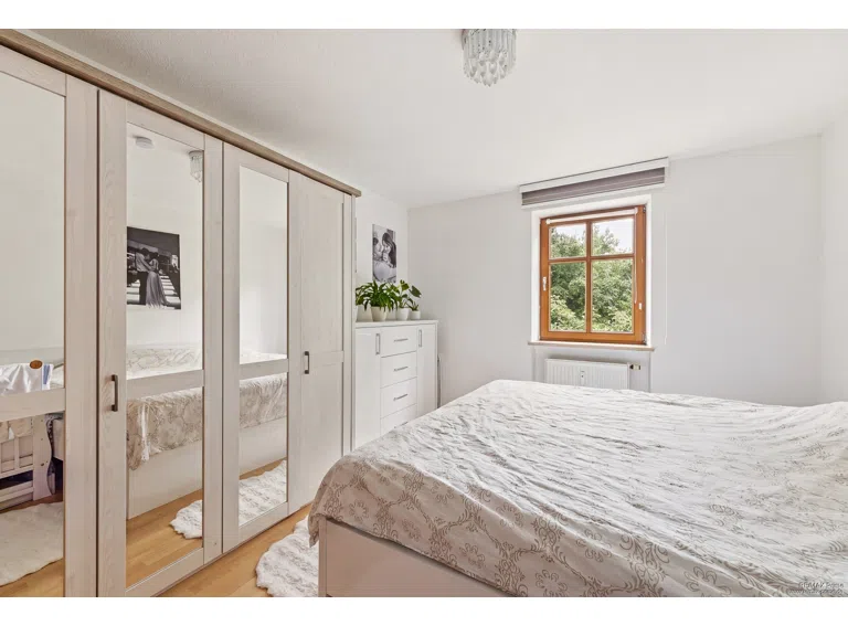 Das Schlafzimmer mit Blick nach Westen. (Bild KI gestützt bearbeitet)