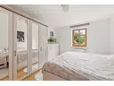 Das Schlafzimmer mit Blick nach Westen. (Bild KI gestützt bearbeitet)
