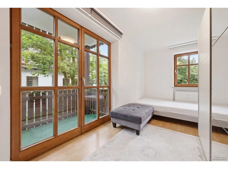Kinder- Arbeits- oder Gästezimmer mit Zugang zu Balkon. (Bild KI gestützt bearbeitet)