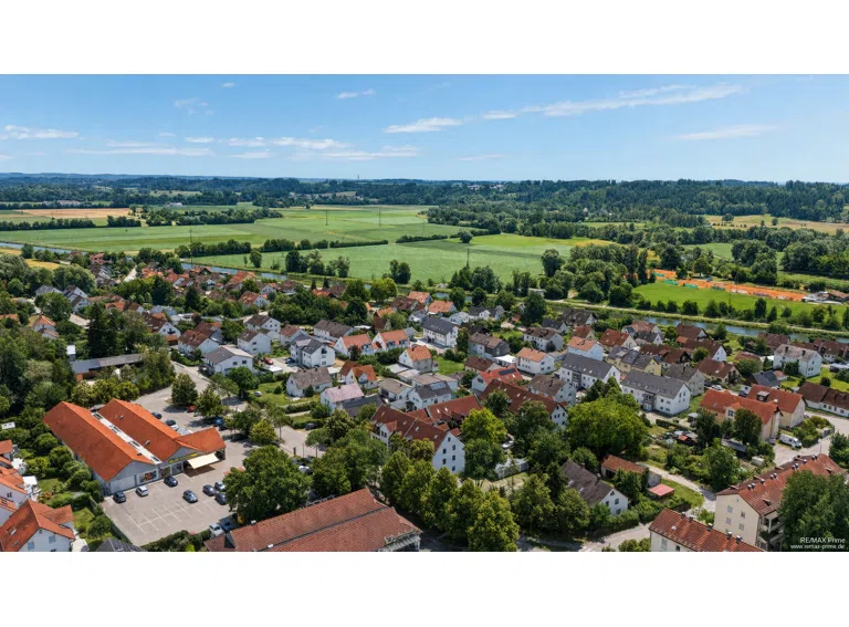 Idyllische Lage am Amperkanal. (Bild KI gestützt bearbeitet)