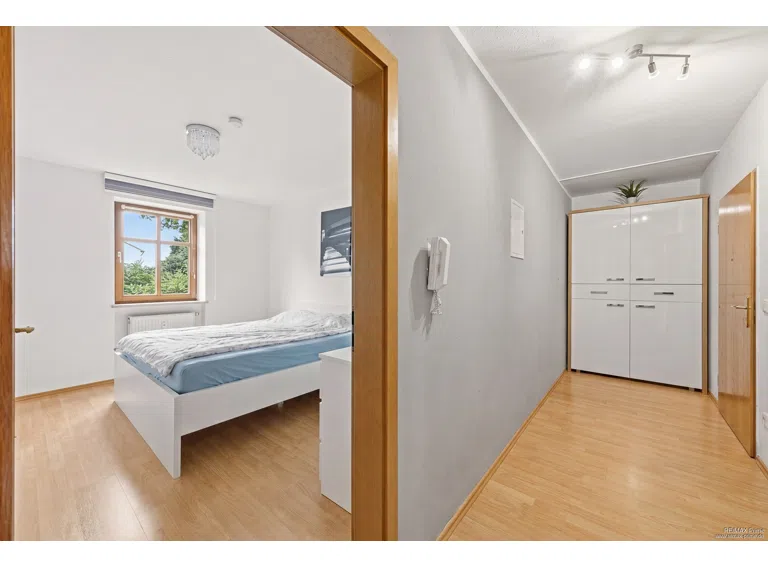 Blick in das Schlafzimmer. (Bild KI gestützt bearbeitet)