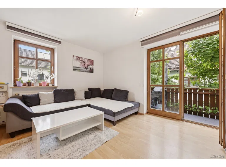 Große Fensterfronten. (Bild KI gestützt bearbeitet)